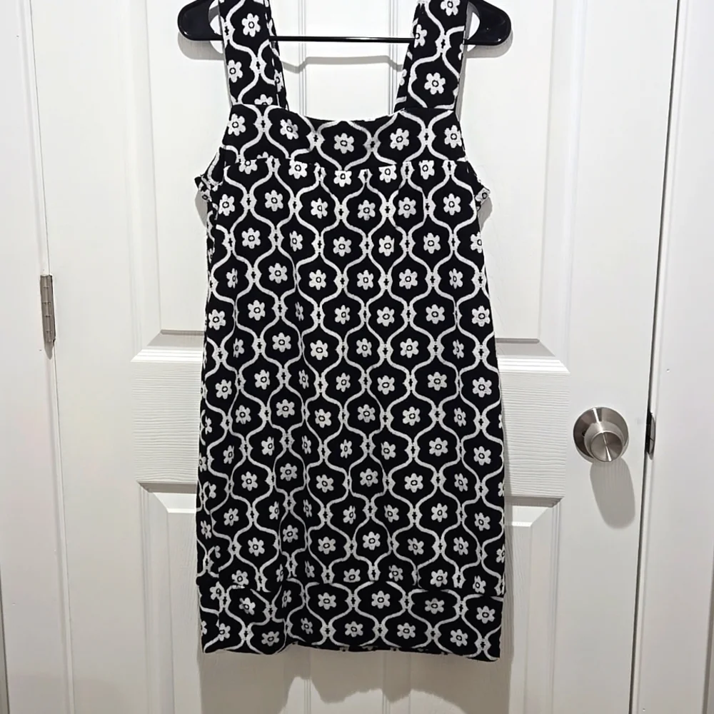 Vertigo Paris black and white sleeveless dress  size M